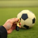 historia del silbato del árbitro en el fútbol